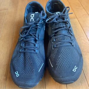 On Cloud Men's Size 11 Black Swiss Engineering Athletic Shoes